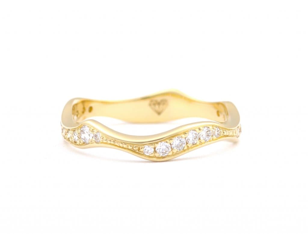 Zlatý vlnitý prsten s diamanty