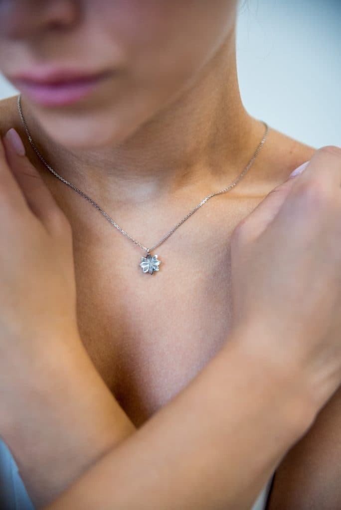 Řetízek s přívěskem – kytička - 2